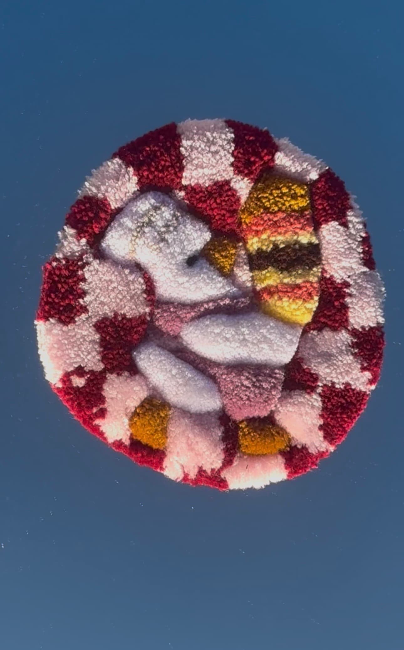 A playful handmade tufted coaster featuring a sweet white duck carrying a colorful stack of freshly baked pastries, set against a burgundy and blush pink checkerboard background. π₯β¨ Soft, fluffy, and full of charm, itβs the perfect little piece to bring a cozy bakery-inspired touch to your table or desk.